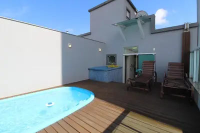 A piscina em ou perto de Cobertura Solar das gaivotas