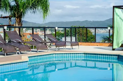 Uma vista geral da montanha ou uma vista da montanha a partir do hotel