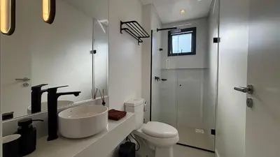 Uma casa de banho em Apê Central | 2 Suítes + A/C + Vista Mar