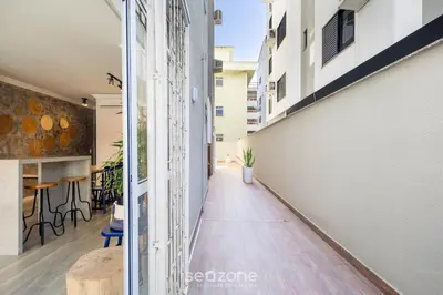Uma varanda ou terraço em Apto c/ varanda e churrasq. a 30m do Mar RDM0101