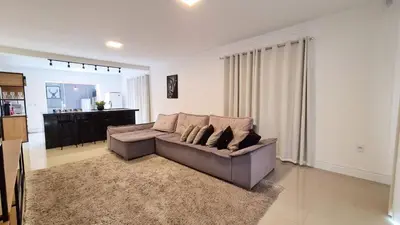 Uma área de estar em Casa com acesso praia de Zimbros