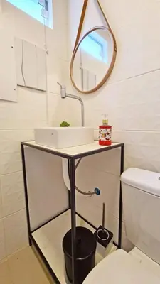 Uma casa de banho em Casa com acesso praia de Zimbros