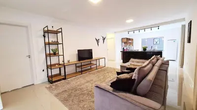 Uma televisão e/ou sistema de entretenimento em Casa com acesso praia de Zimbros