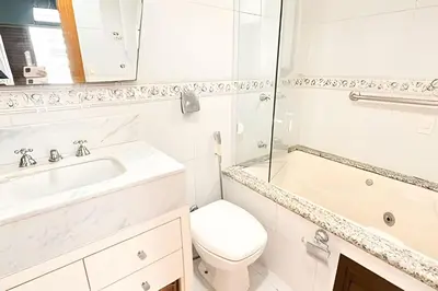 Uma casa de banho em ASA | Apto Vale Dourado | Frente-Mar | Hidro |2VGS