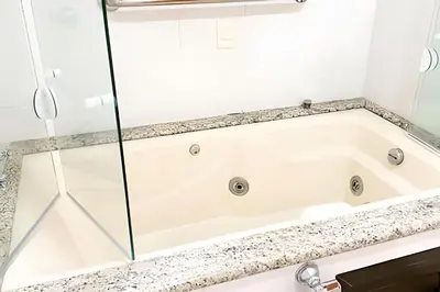 Uma casa de banho em ASA | Apto Vale Dourado | Frente-Mar | Hidro |2VGS