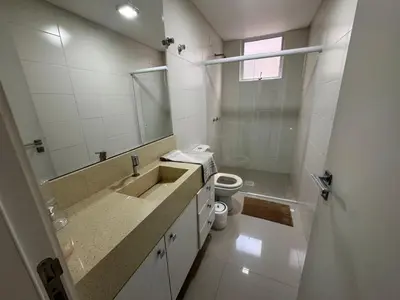 Uma casa de banho em Apto Almeida e Moraes 3 Suítes Meia Praia