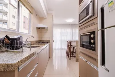 A cozinha ou kitchenette de Apto Almeida e Moraes 3 Suítes Meia Praia