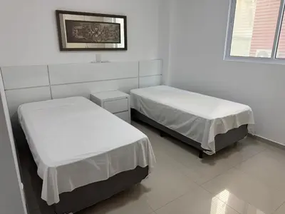 Uma cama ou camas num quarto em Apto Almeida e Moraes 3 Suítes Meia Praia