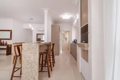 A cozinha ou kitchenette de Apto Almeida e Moraes 3 Suítes Meia Praia