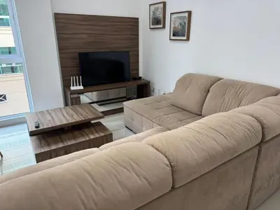 Uma área de estar em Apto Almeida e Moraes 3 Suítes Meia Praia