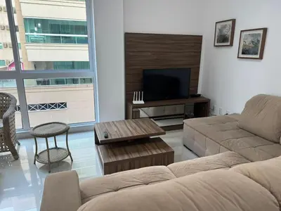 Uma área de estar em Apto Almeida e Moraes 3 Suítes Meia Praia