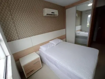 Uma cama ou camas num quarto em A001- Ed Montreal Apto 304