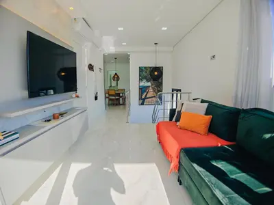 Uma televisão e/ou sistema de entretenimento em Linda cobertura duplex na Praia do Mariscal!