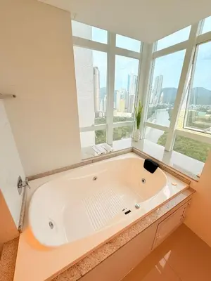 Uma casa de banho em Luxury with Spa at Marina Beach Towers