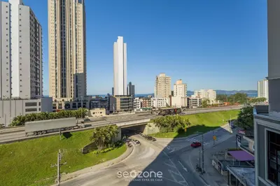 Uma vista geral de Itapema ou a vista da cidade a partir do apartamento