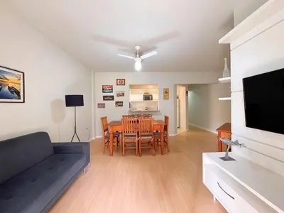Uma televisão e/ou sistema de entretenimento em Ap 2a quadra do mar/churrasqueira/ar cond - CEL201