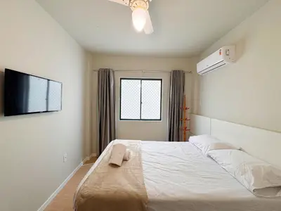 Uma cama ou camas num quarto em Ap 2a quadra do mar/churrasqueira/ar cond - CEL201