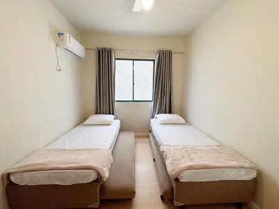 Uma cama ou camas num quarto em Ap 2a quadra do mar/churrasqueira/ar cond - CEL201