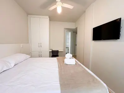 Uma cama ou camas num quarto em Ap 2a quadra do mar/churrasqueira/ar cond - CEL201