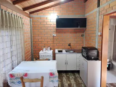 Uma televisão e/ou sistema de entretenimento em Kitnet 2 quartos Porto Belo, perto da praia