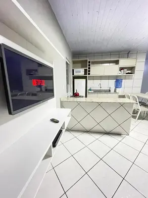 Uma televisão e/ou sistema de entretenimento em Residencial Vida na Praia APTO 01