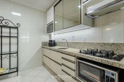 A cozinha ou kitchenette de Apto c varanda e churrasq em cond beira mar UAR301