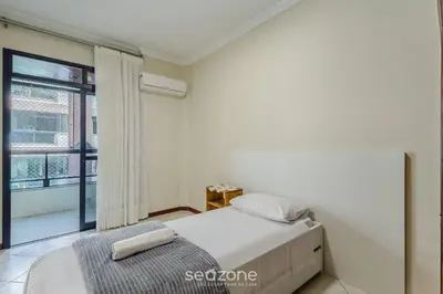 Uma cama ou camas num quarto em Apto c varanda e churrasq em cond beira mar UAR301