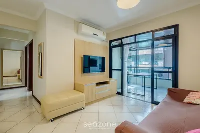Uma televisão e/ou sistema de entretenimento em Apto c varanda e churrasq em cond beira mar UAR301