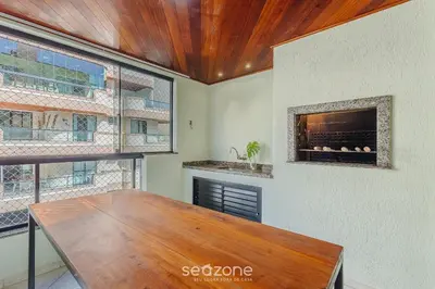 Uma televisão e/ou sistema de entretenimento em Apto c varanda e churrasq em cond beira mar UAR301