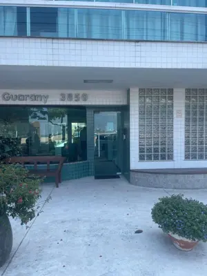 A fachada ou entrada de Apê de fundos em condo beira mar com garagem e Wi-Fi