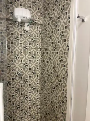 Uma casa de banho em Apê de fundos em condo beira mar com garagem e Wi-Fi
