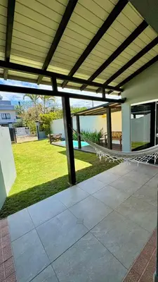 Um jardim no exterior de Casa Sal - Com Piscina - Praia de Mariscal-SC