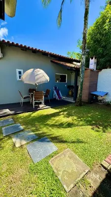 Um jardim no exterior de Casa Sal - Com Piscina - Praia de Mariscal-SC
