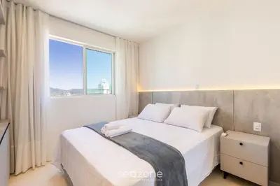 Uma cama ou camas num quarto em Apto c/ Churrasqueira a 450 m da Praia SZT0375