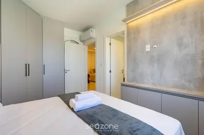 Uma cama ou camas num quarto em Apto c/ Churrasqueira a 450 m da Praia SZT0375