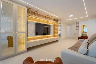 Uma televisão e/ou sistema de entretenimento em Apto c/ Churrasqueira a 450 m da Praia SZT0375