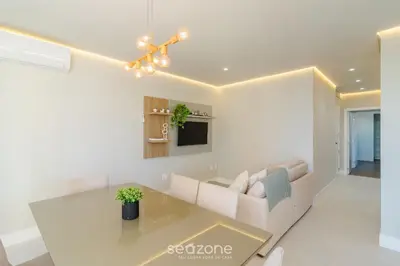Uma televisão e/ou sistema de entretenimento em Apartamentos Bem Equipados a 100 m da Praia - EVR
