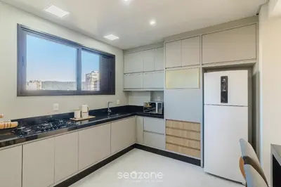 A cozinha ou kitchenette de Apartamentos Bem Equipados a 100 m da Praia - EVR