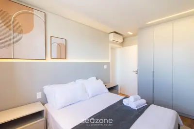 Uma cama ou camas num quarto em Apartamentos Bem Equipados a 100 m da Praia - EVR