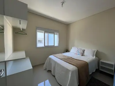 Uma cama ou camas num quarto em Lindo apto com piscina e churrasqueira a 400m da praia!