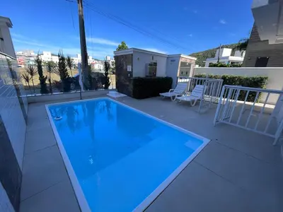 A piscina em ou perto de Lindo apto com piscina e churrasqueira a 400m da praia!