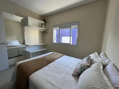 Uma cama ou camas num quarto em Lindo apto com piscina e churrasqueira a 400m da praia!