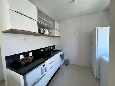 A cozinha ou kitchenette de Lindo apto com piscina e churrasqueira a 400m da praia!