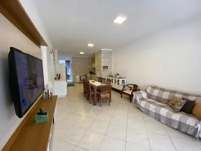 Uma televisão e/ou sistema de entretenimento em Cód 129 - Casa c/ sinuca a 300m da praia
