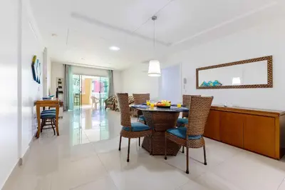 Uma área de estar em Amplo Apartamento a 100m da Praia de Bombas