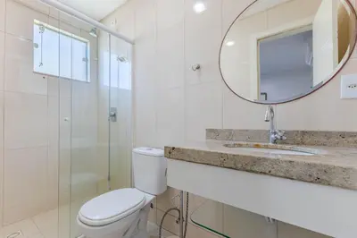 Uma casa de banho em Amplo Apartamento a 100m da Praia de Bombas