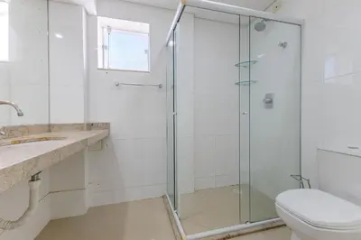 Uma casa de banho em Amplo Apartamento a 100m da Praia de Bombas