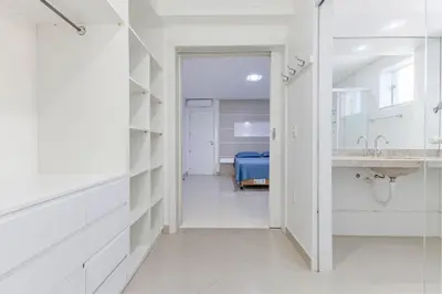 Uma casa de banho em Amplo Apartamento a 100m da Praia de Bombas