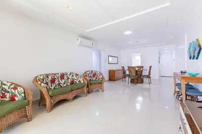 Uma área de estar em Amplo Apartamento a 100m da Praia de Bombas