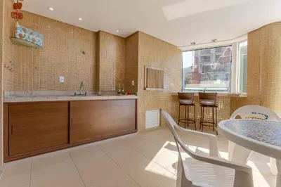 A planta de Amplo Apartamento a 100m da Praia de Bombas